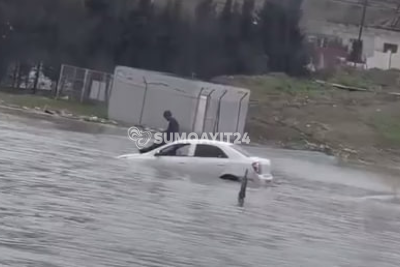 Bakı-Sumqayıt yolunda qalan avtomobil, üstündə gözləyən sürücü