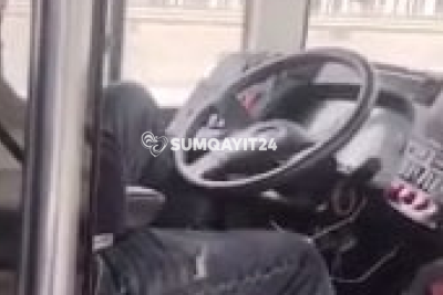 Sumqayıtda sürücü avtobusu dizi ilə idarə etdi