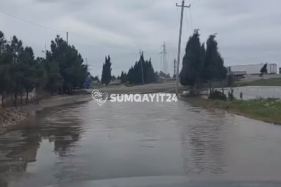 Sumqayıtda "Mero"dan gələn su küçəni iflic etdi