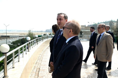 Türkiyənin səfiri Sumqayıt bulvarını gəzib