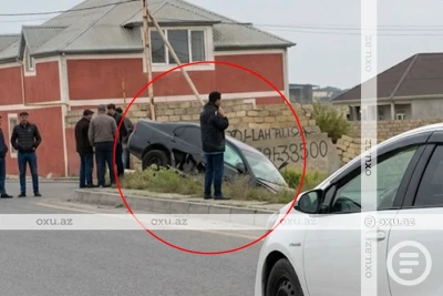 Sumqayıt yolunda maşın çuxura düşdü