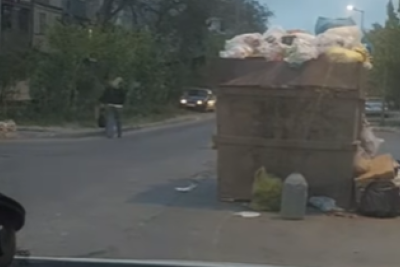 Sumqayıtda biabırçılıq - Zibil konteyneri yolun ortasına qoyulub