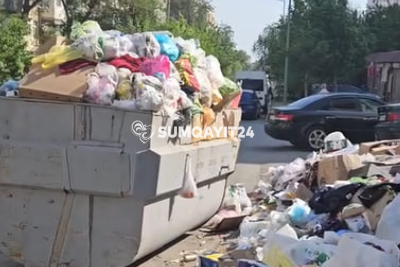 Sumqayıtda "zibil səddi": Küçədə hərəkət iflic olur