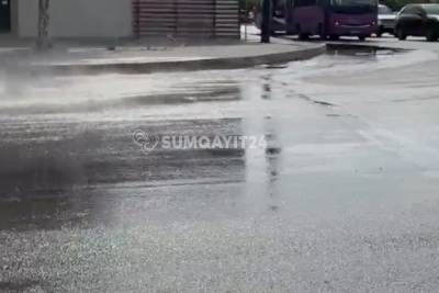 Sumqayıtda küçəni kanalizasiya suları basdı