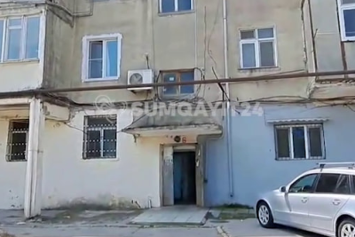 Sumqayıtda təhlükə saçan bina: pilləkənlər dağılıb, divarlar qopub