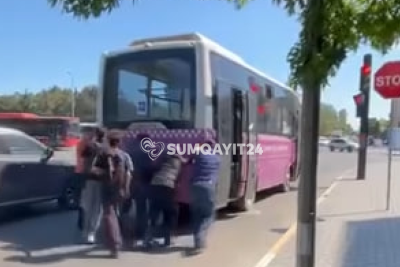 Sumqayıtda biabırçılıq: Avtobusu itələyib hərəkətə gətirdilər