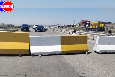 "Stansiya Sumqayıt"da yol bağlanıb, sakinlər mənzillərinə piyada gedirlər