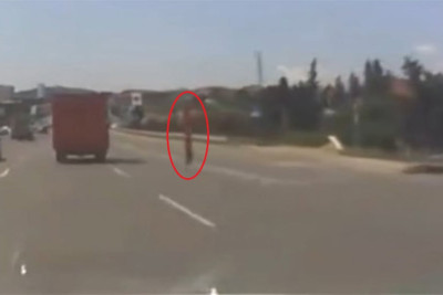 Yük maşınının qapısı qəfil yola düşdü