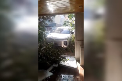 Sumqayıtda minik avtomobili restorana çırpıldı