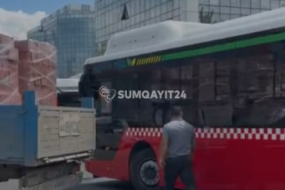 Sumqayıtda qəza: Yük maşını avtobusa çırpıldı