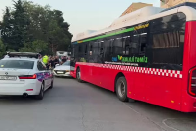 Sumqayıtda qəza : "7 nömrə" ilə maşın toqquşdu