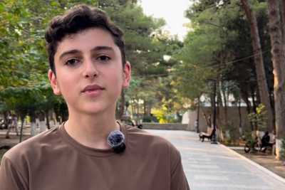 Sumqayıt məktəbinin 700 bal yığan məzunu sevincini bölüşdü