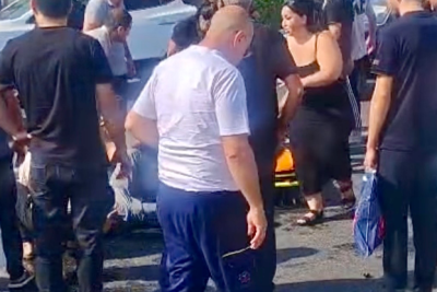 Novxanıda qadın sürücü yolu keçən piyadaları vurdu