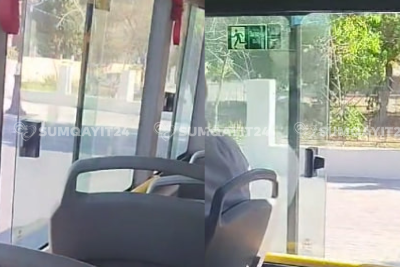 Sumqayıtda avtobusda yeni sərinləmək üsulu - Açıq qapı və pəncərələr