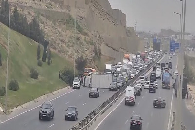 Yük maşını aşıb, Sumqayıt istiqamətində sıxlıq yaranıb