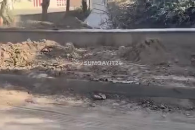 "Nəfəs almaq olmur" - Sumqayıtda yarımçıq təmir işlərinə etiraz