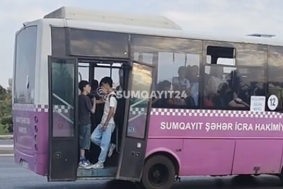 Qapısı qırıq avtobus sərnişin daşıyır – Sumqayıtda təhlükəli görüntülər - VİDEO