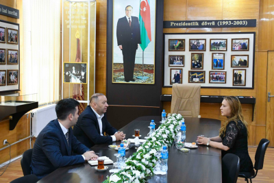 ADAU rektoru tələbə adını qazanan sumqayıtlı şəhidin anası ilə görüşüb