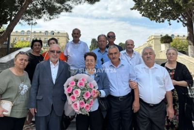 Sumqayıt məktəbinin məzunları 52 il sonra müəllimləri ilə bir arada