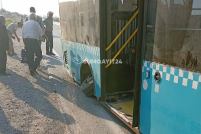 Sumqayıtda avtobusun təkəri yerindən çıxdı - Sərnişinlər yolda qaldı