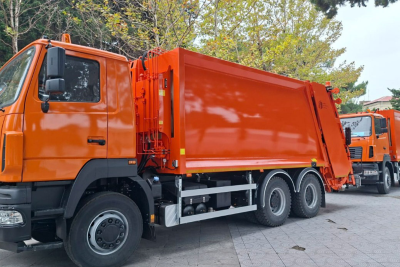 Sumqayıta yeni zibil maşınları və konteynerlər gətirildi