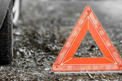 "Mercedes" parklanmış üç avtomobilə çırpılıb