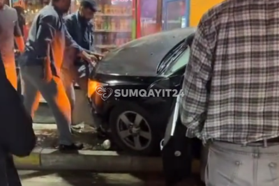 Sumqayıtda maşın mağazaya "girdi"
