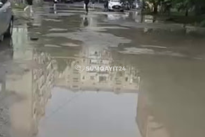 Sumqayıtda yağışdan sonra məktəbə gedən uşaqlar çətinliklə üzləşirlər